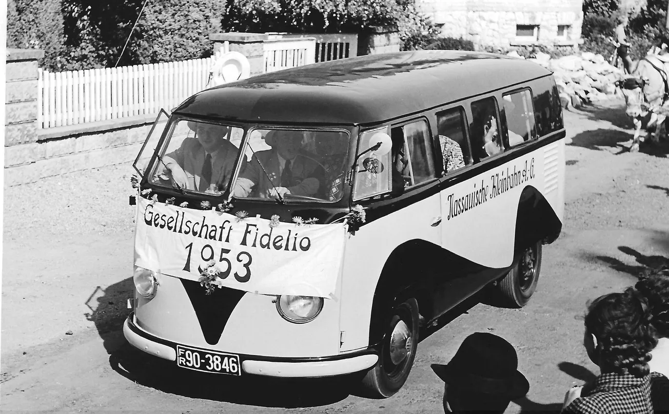 Der Hahnstätter Markt 1953: Ein Bus der Nassauischen Kleinbahn und die Gesellschaft Fidelio