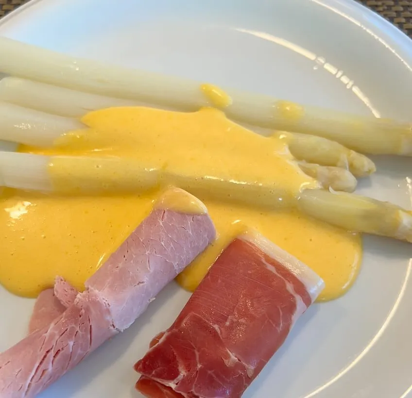 Spargelzeit beginnt: Klassische Sauce Hollandaise – einfach und gelingsicher