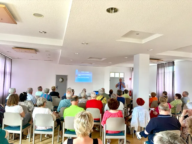 Rund 40 Interessierte verfolgten den Vortrag von Rechtsanwalt Thomas Stein zu den Themen Vorsorgevollmacht und Patientenverfügung im Dorfgemeinschaftshaus Hahnstätten.